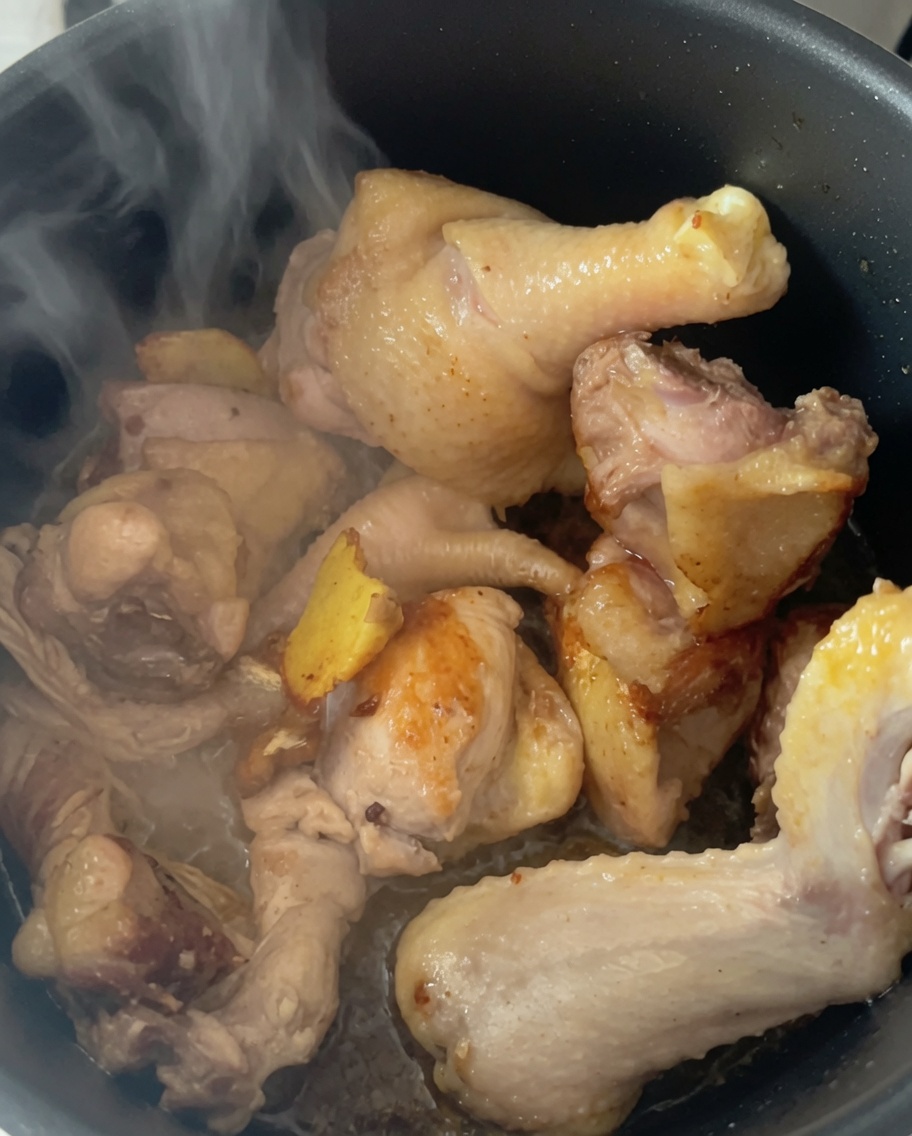 Vapeur sélevant des morceaux de poule dans lautocuiseur après lajout deau chaude.