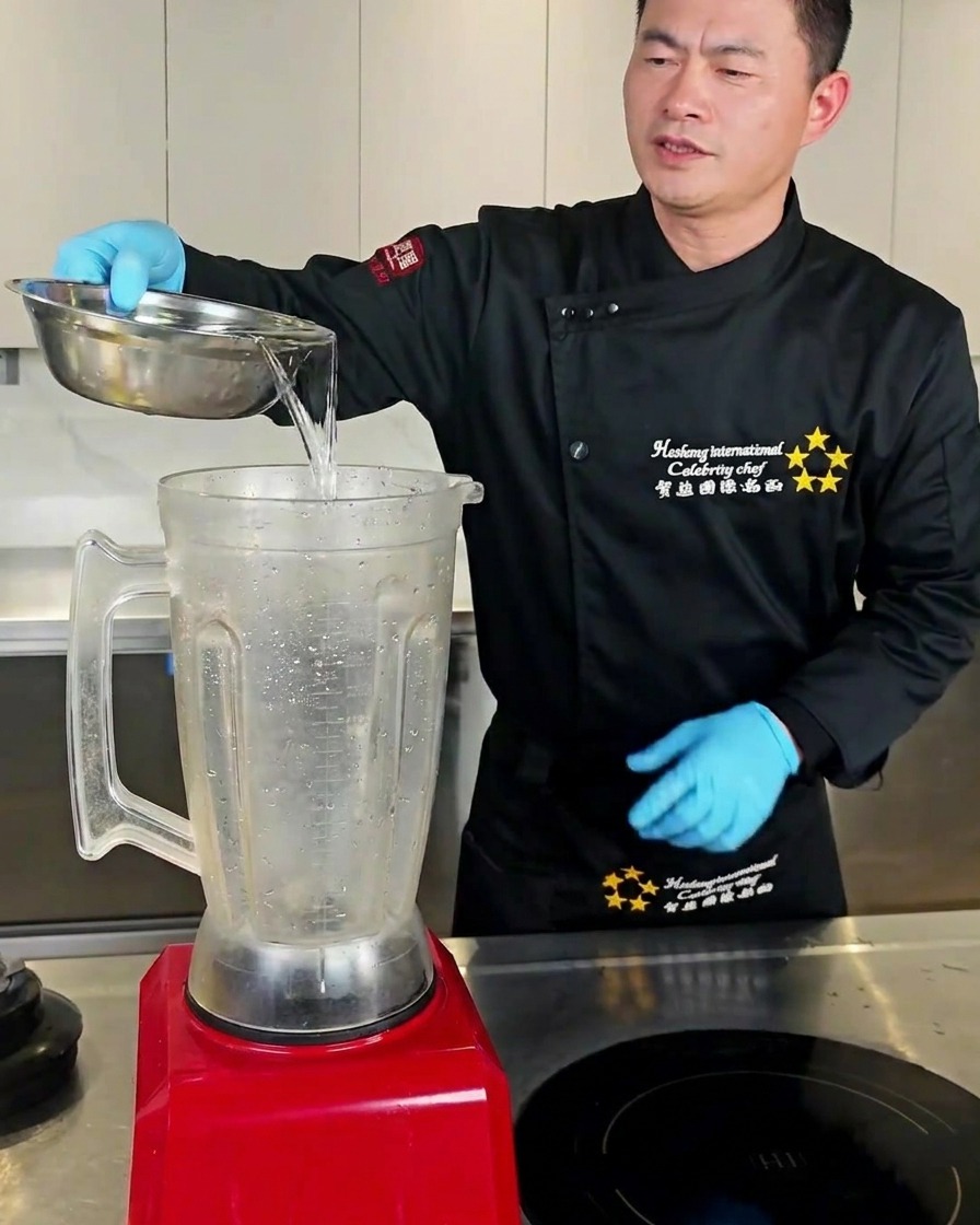 Eau et gousses dail dans un mixeur.