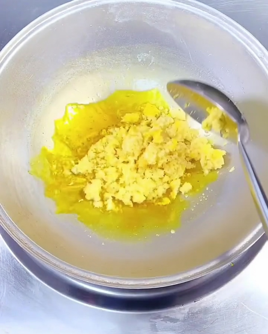 Ail haché sauté dans de lhuile de colza dans un wok.