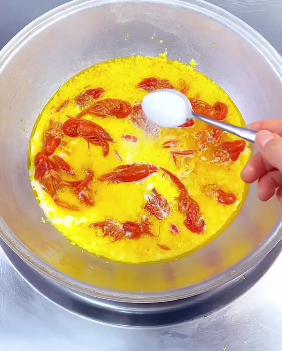 Ajout des assaisonnements dans le bouillon frémissant.