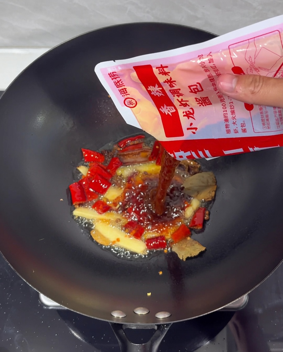 Pâte dassaisonnement incorporée à lhuile épicée dans un wok.