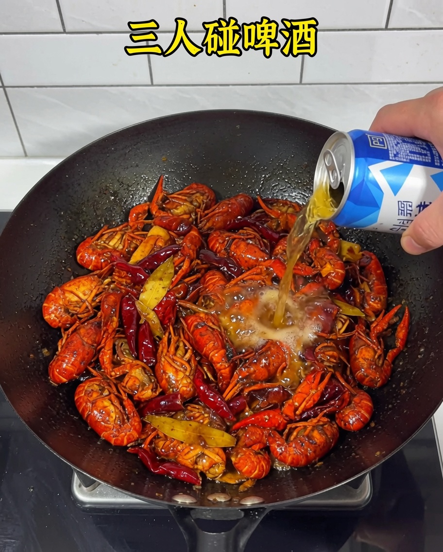 Bière versée dans le wok sur les écrevisses et la base épicée.
