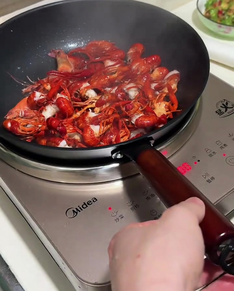 Sauter les écrevisses avec les aromates dans une poêle.