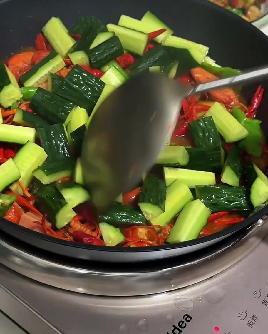 Mélange de tranches de concombre dans le plat décrevisses final.