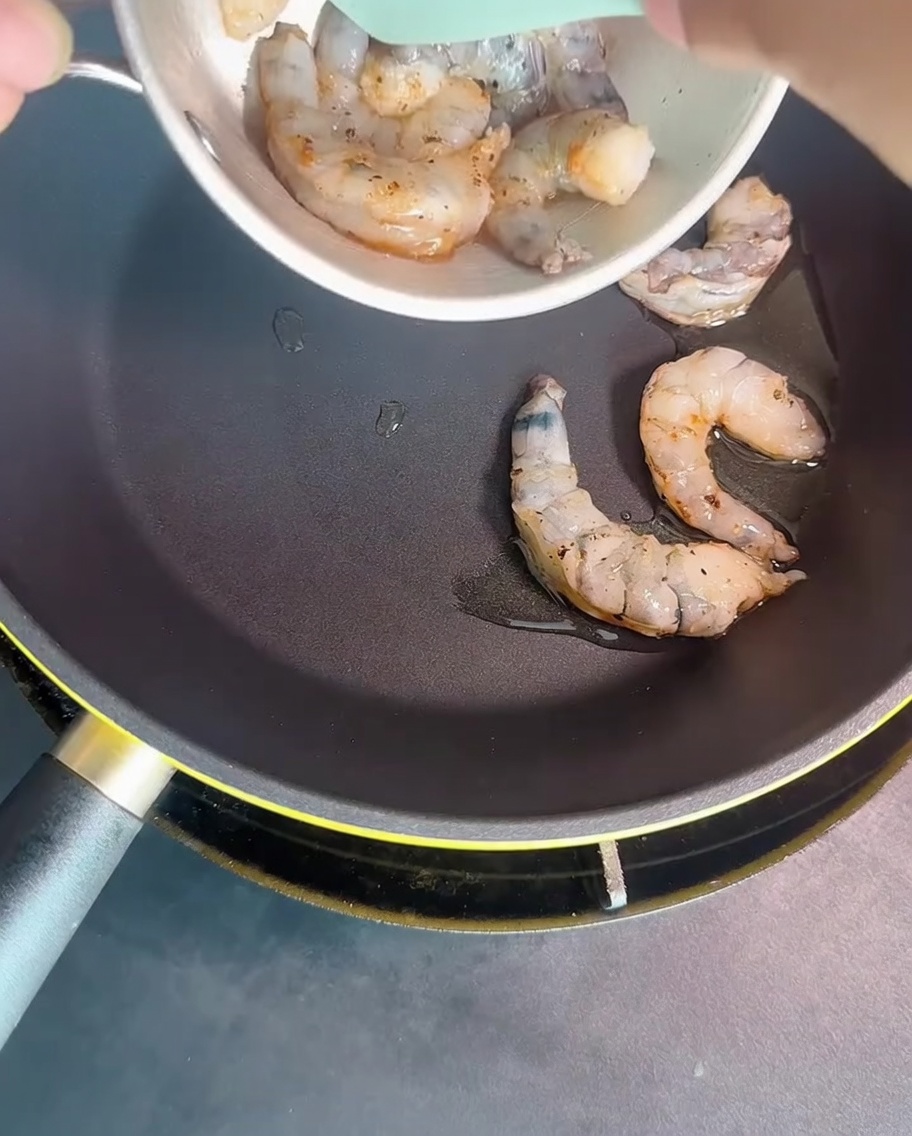 Des crevettes saisies dans une poêle chaude jusquà devenir opaques.