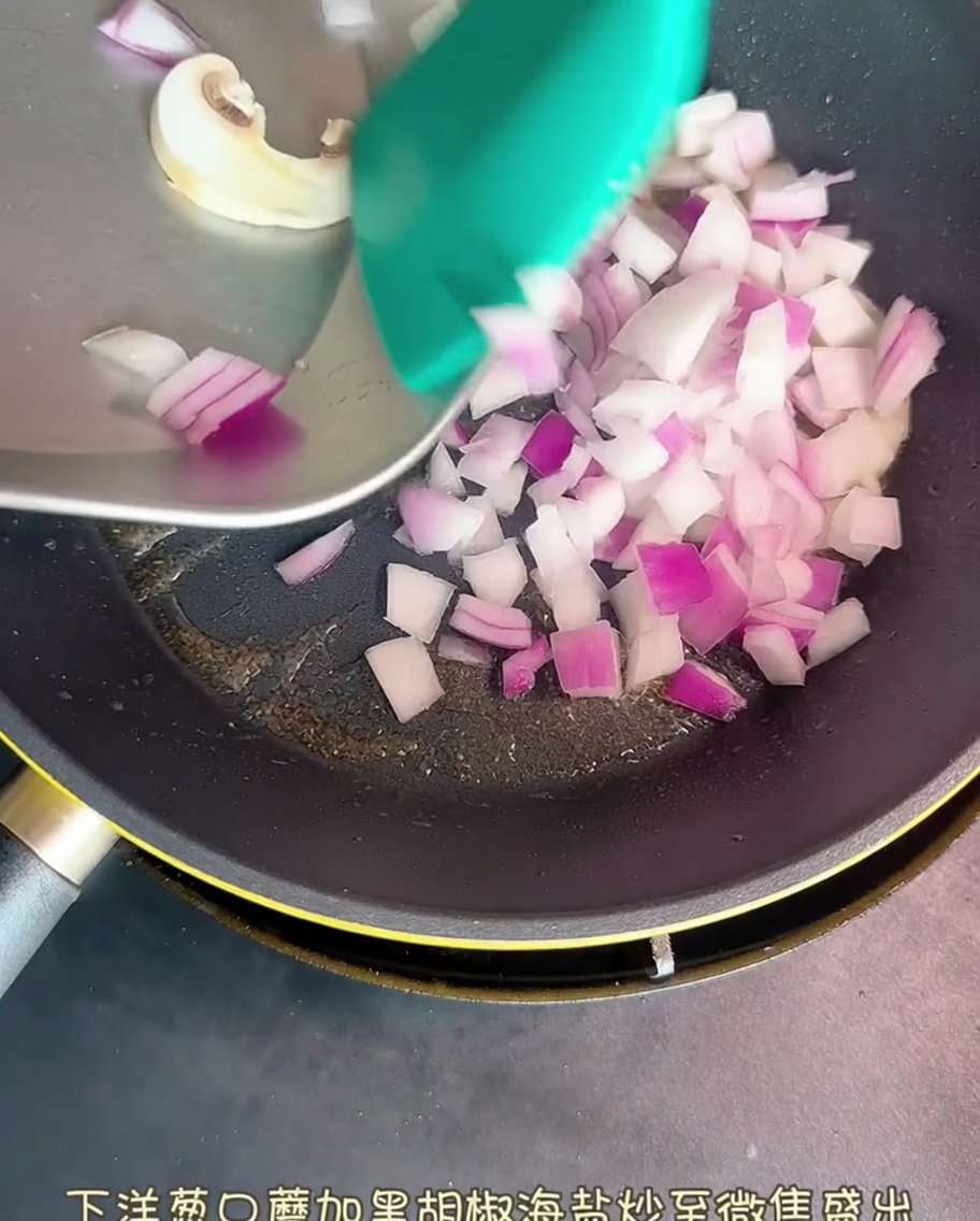 Oignons rouges et champignons émincés poêlés, avec une pointe de sel et de poivre.