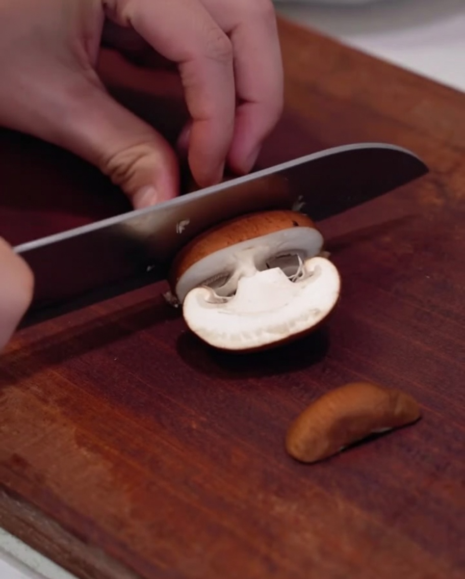 Poivrons colorés coupés en lanières sur une planche en bois.