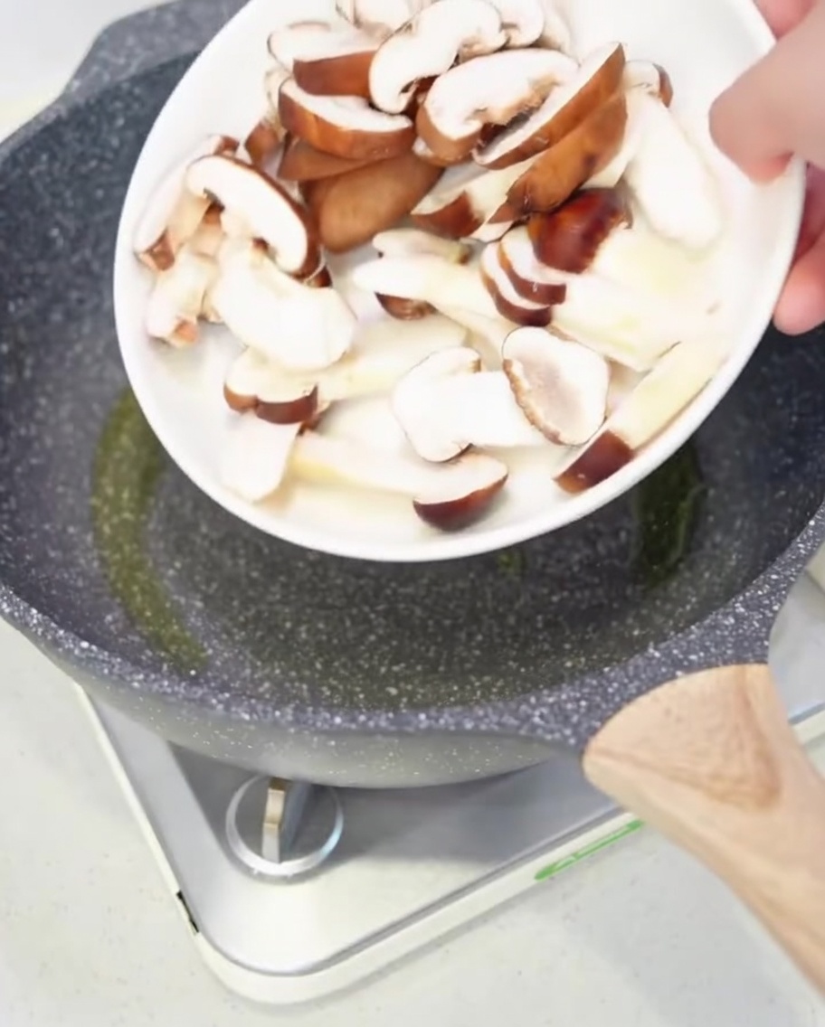 Champignons mélangés sautant dans une poêle avec de lhuile dolive.