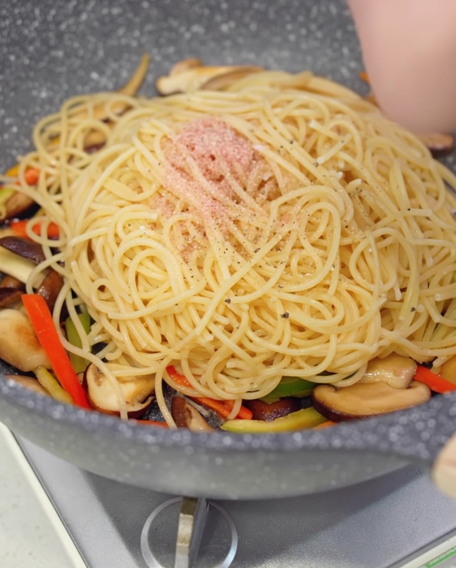 Poivre noir fraîchement moulu sur les spaghetti.
