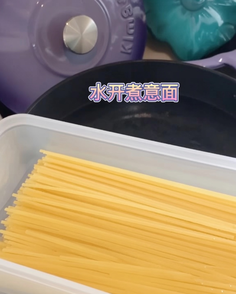 Spaghetti plongeant dans une casserole deau bouillante.