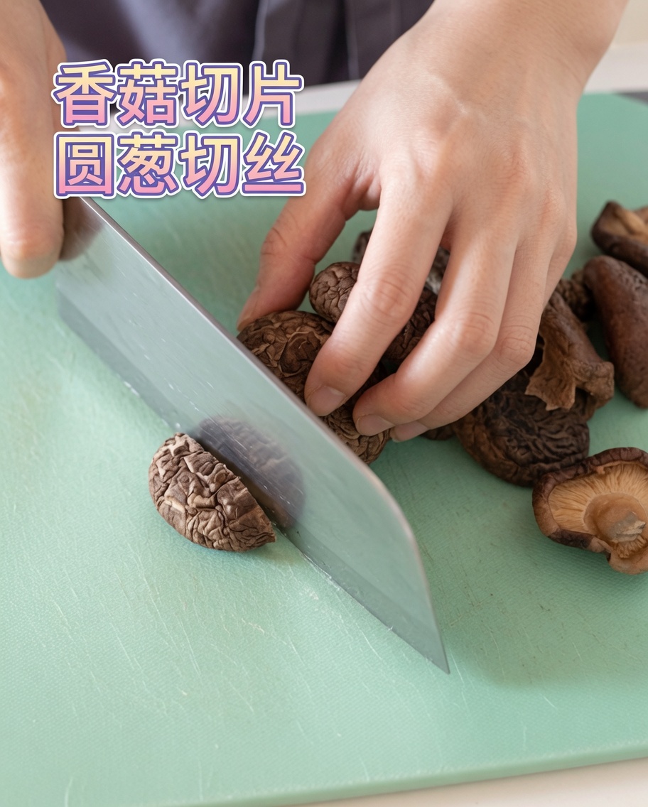 Tas de champignons shiitake tranchés sur une planche à découper.