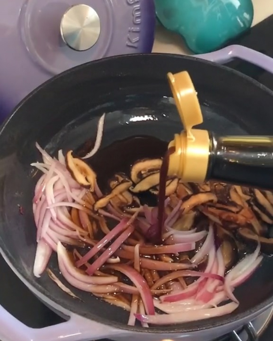 Verser la sauce soja et la sauce huître dans la poêle.