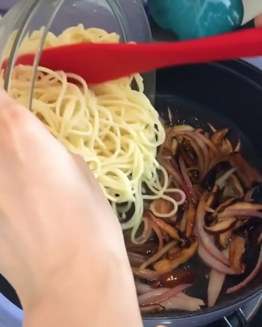 Transférer les spaghetti dans la poêle avec la garniture.