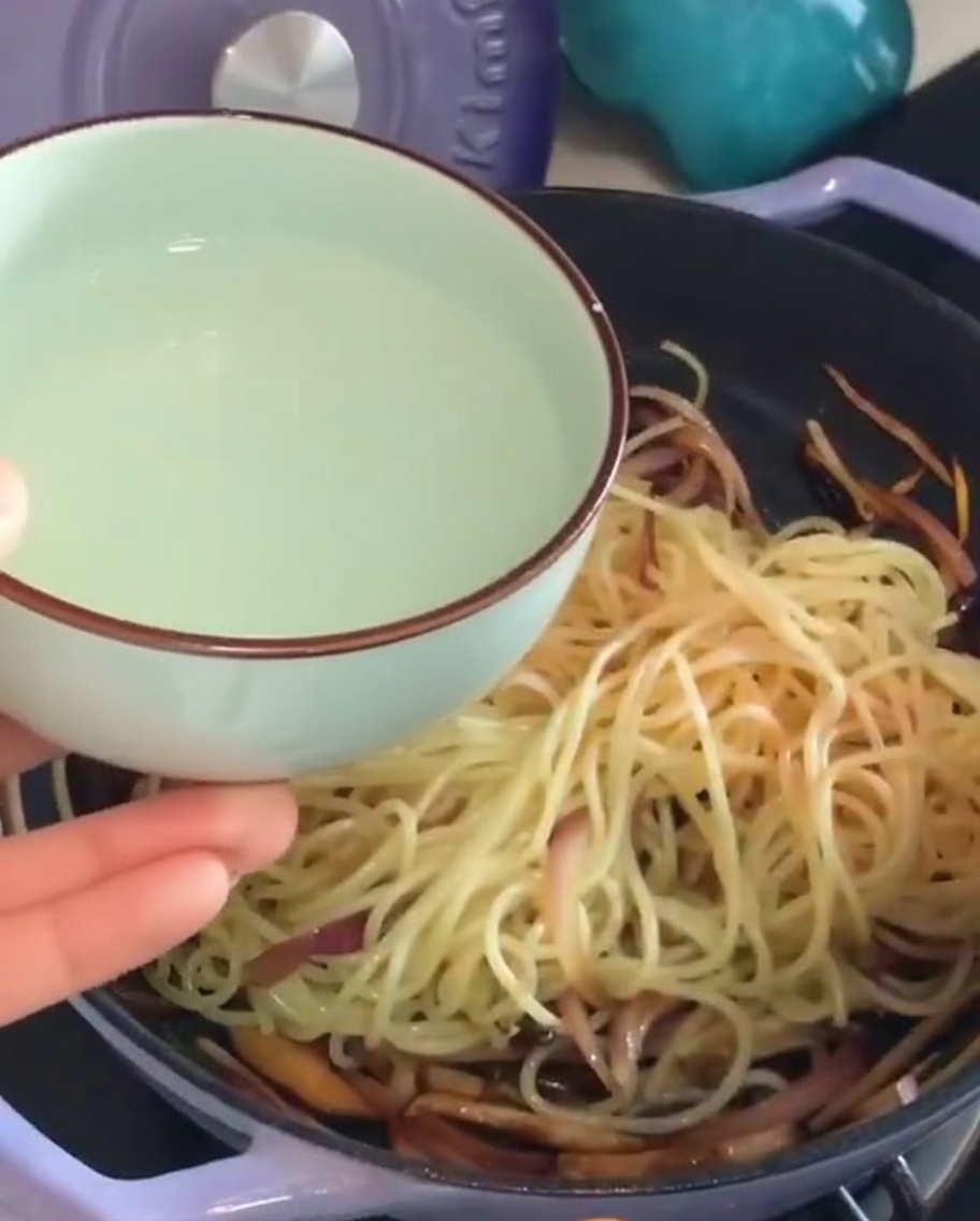 Verser un peu deau de cuisson dans la poêle.
