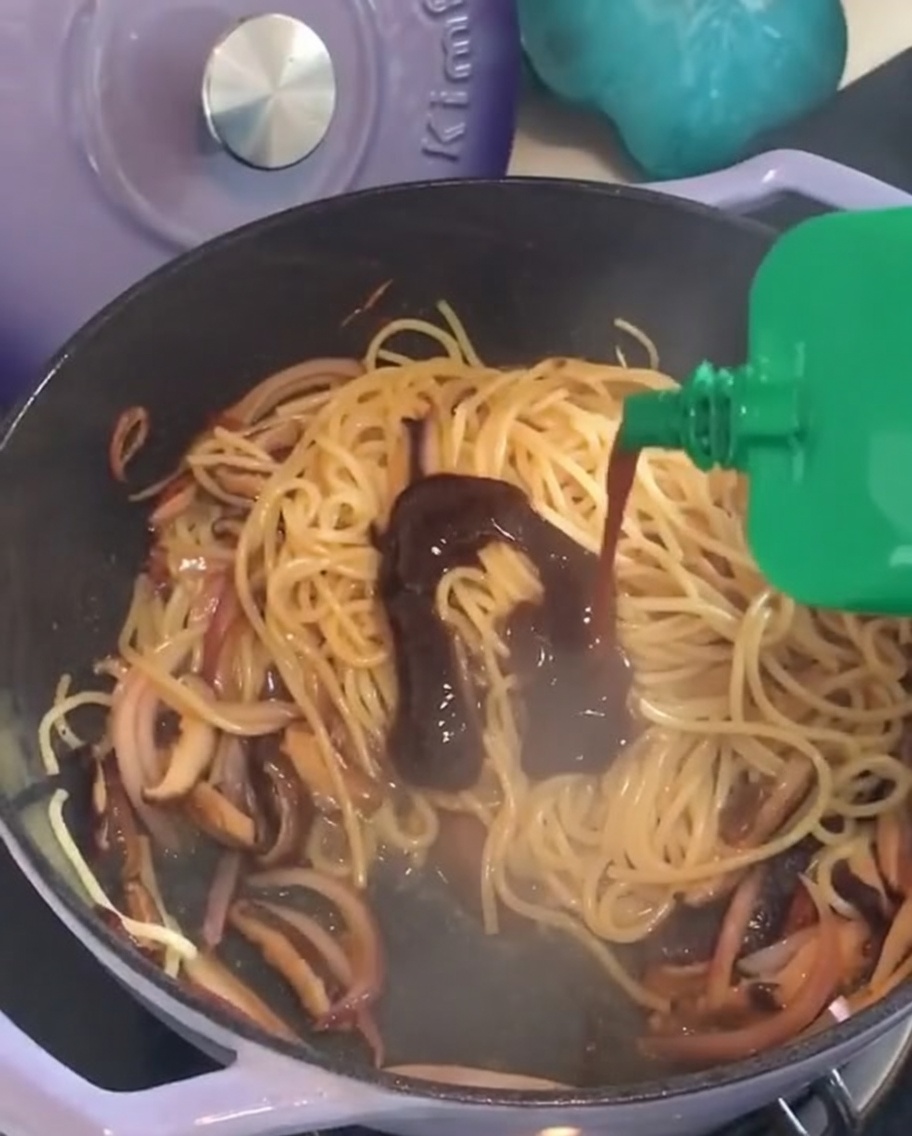 Verser la sauce au poivre noir sur les pâtes dans la poêle.