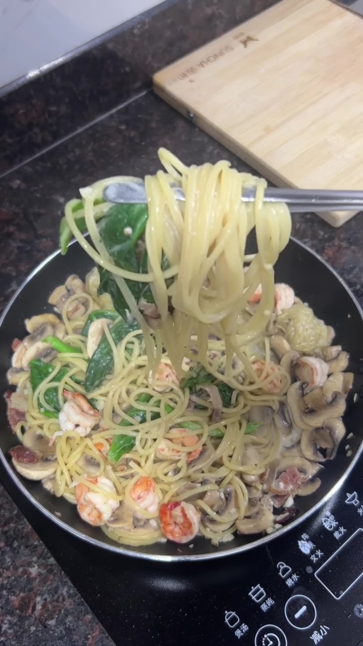 Pâtes crémeuses au bacon, crevettes et champignons