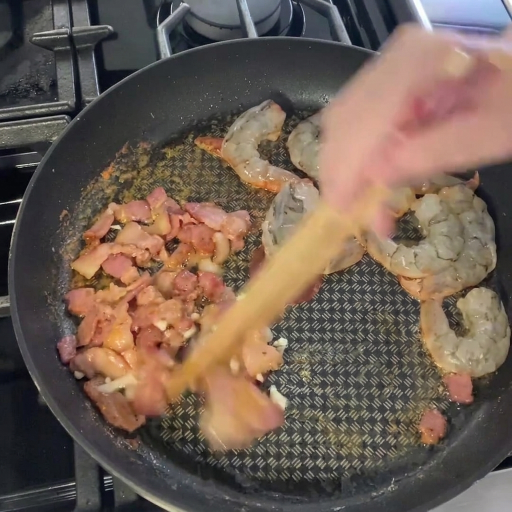 Tronçons dasperges verts ajoutés à la poêle.