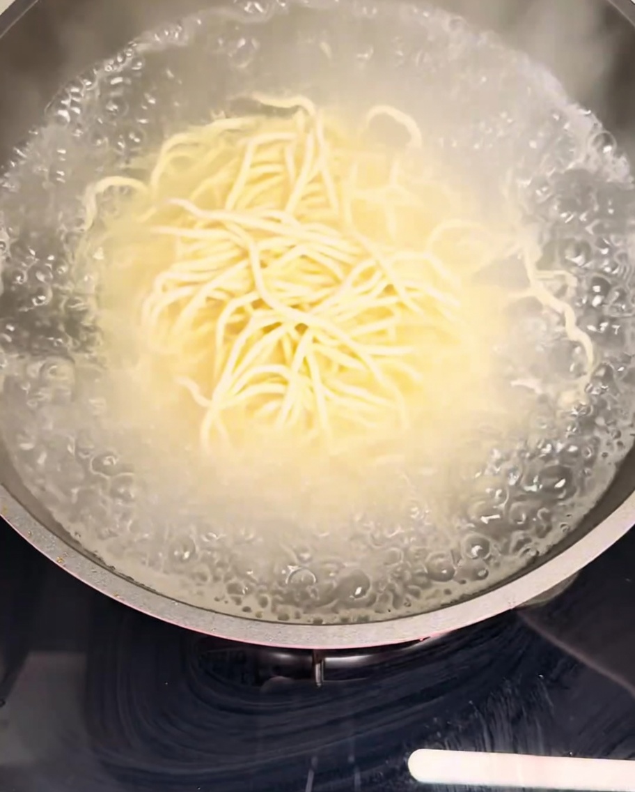 Nouilles fraîches dans une casserole deau bouillante.