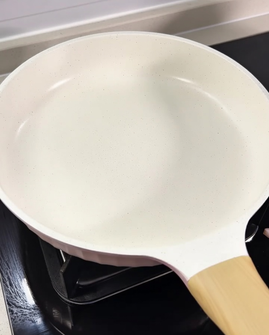 Dés de guanciale dorant dans une poêle avec leur propre graisse fondue.