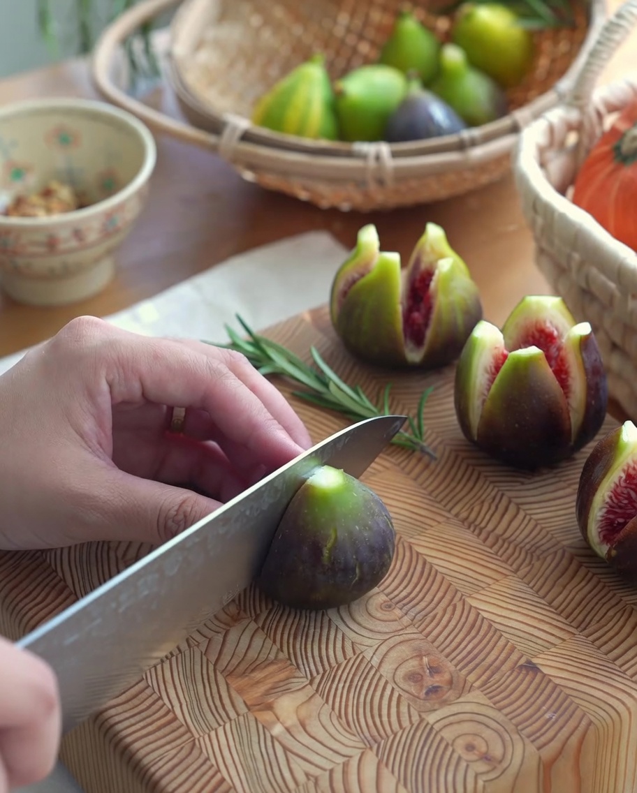 Figues fraîches avec une incision en croix sur une planche à découper, prêtes à être garnies.