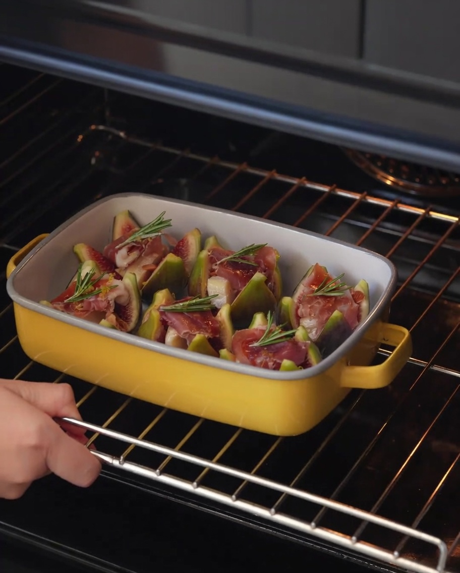 Plat de cuisson contenant les figues inséré dans un four.