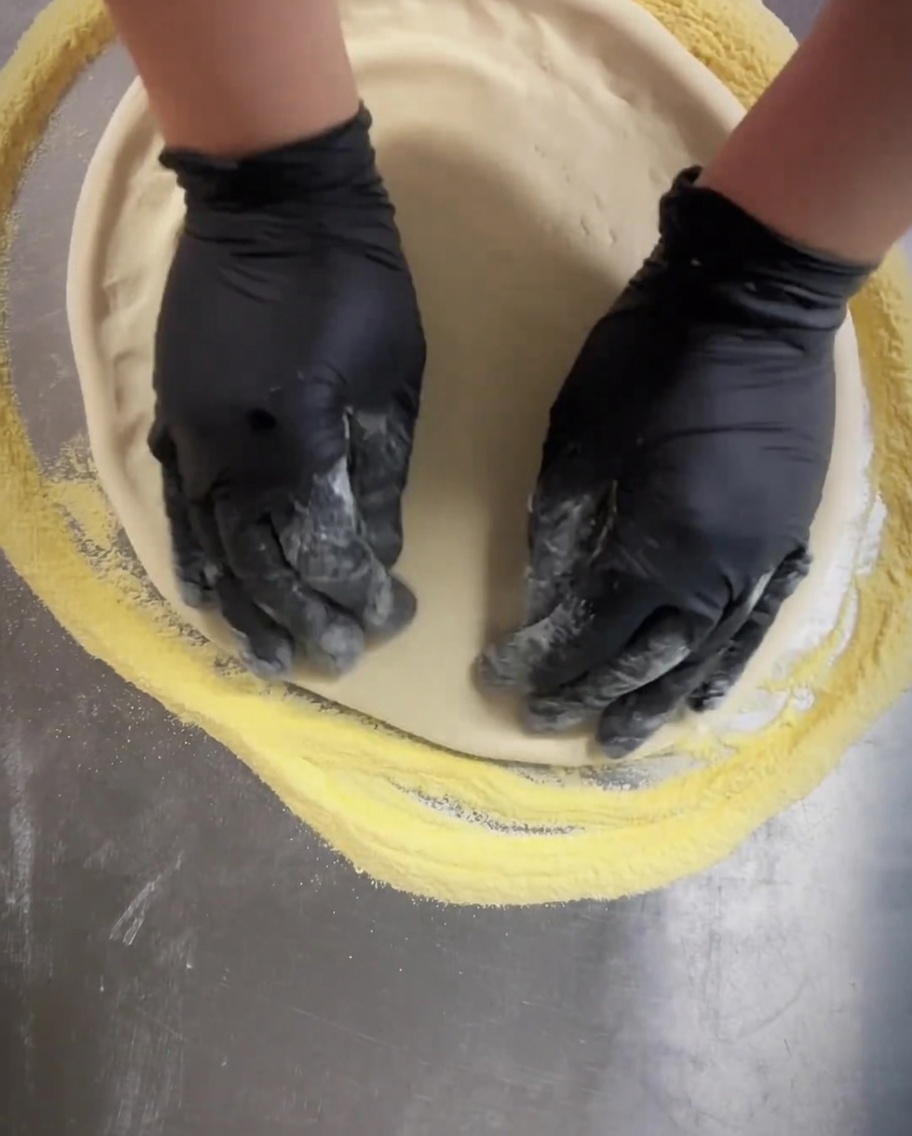 Rouleau pique-pâte passé sur la base de la pizza pour créer de petites perforations.