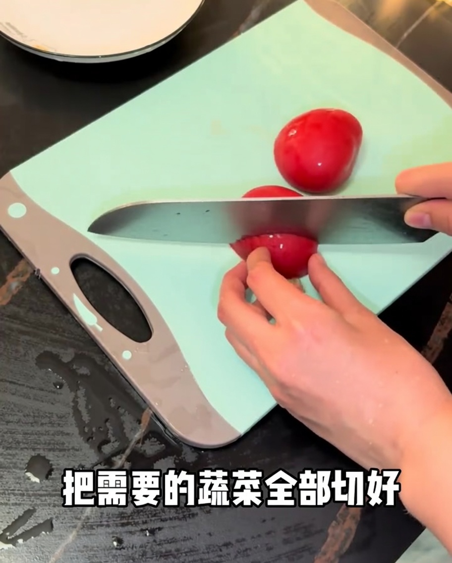 Tomates rouges coupées sur une planche à découper verte.