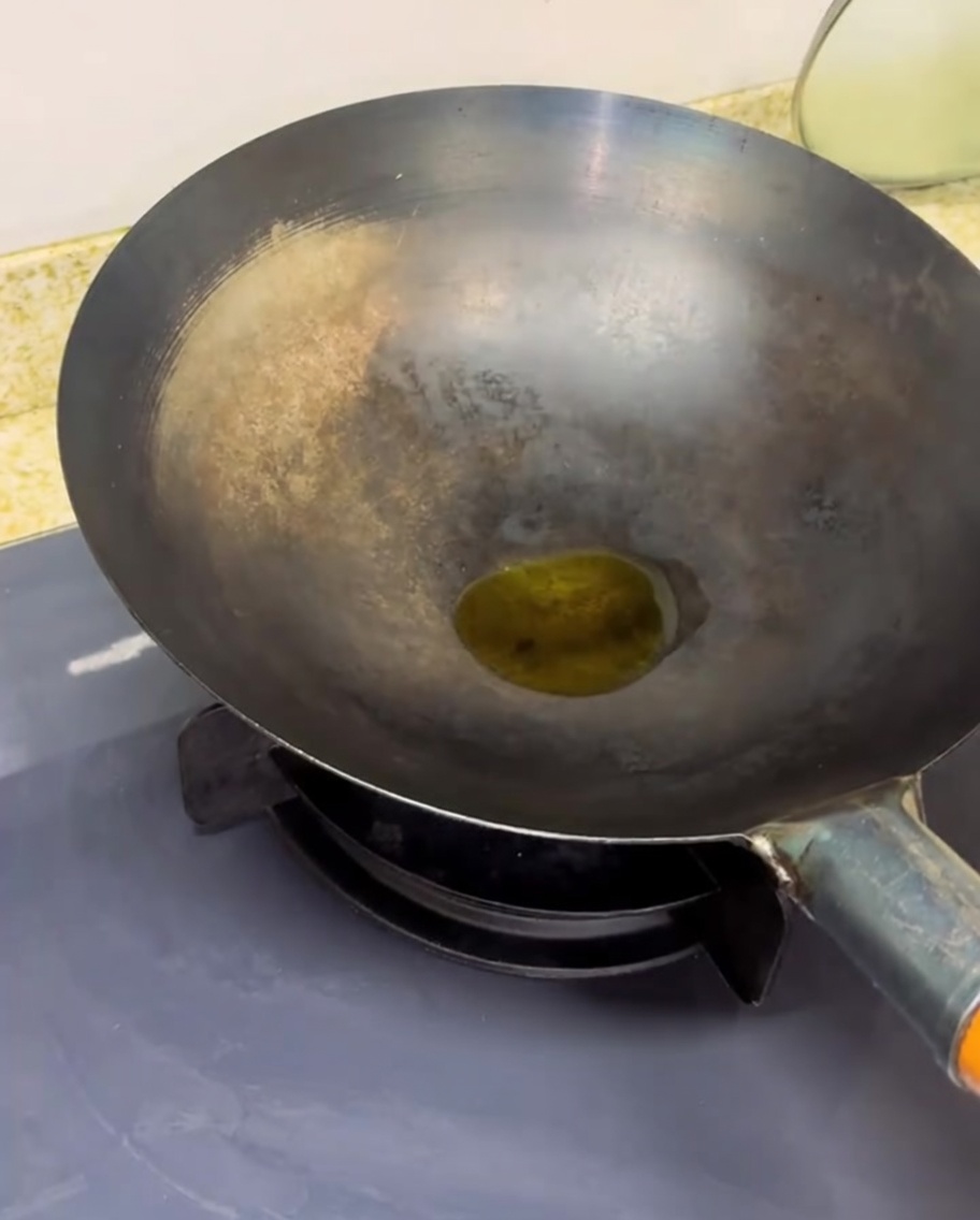 Tomates hachées cuisant dans un wok chaud.