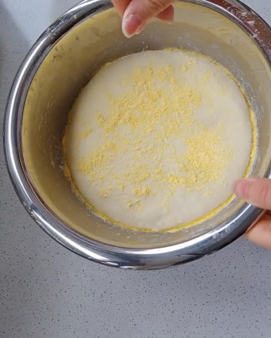 Saupoudrer de la semoule sur une pâte ayant doublé de volume.