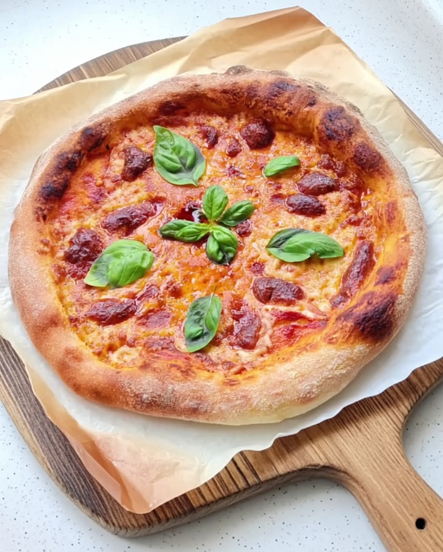 Étaler la sauce tomate sur la pâte.