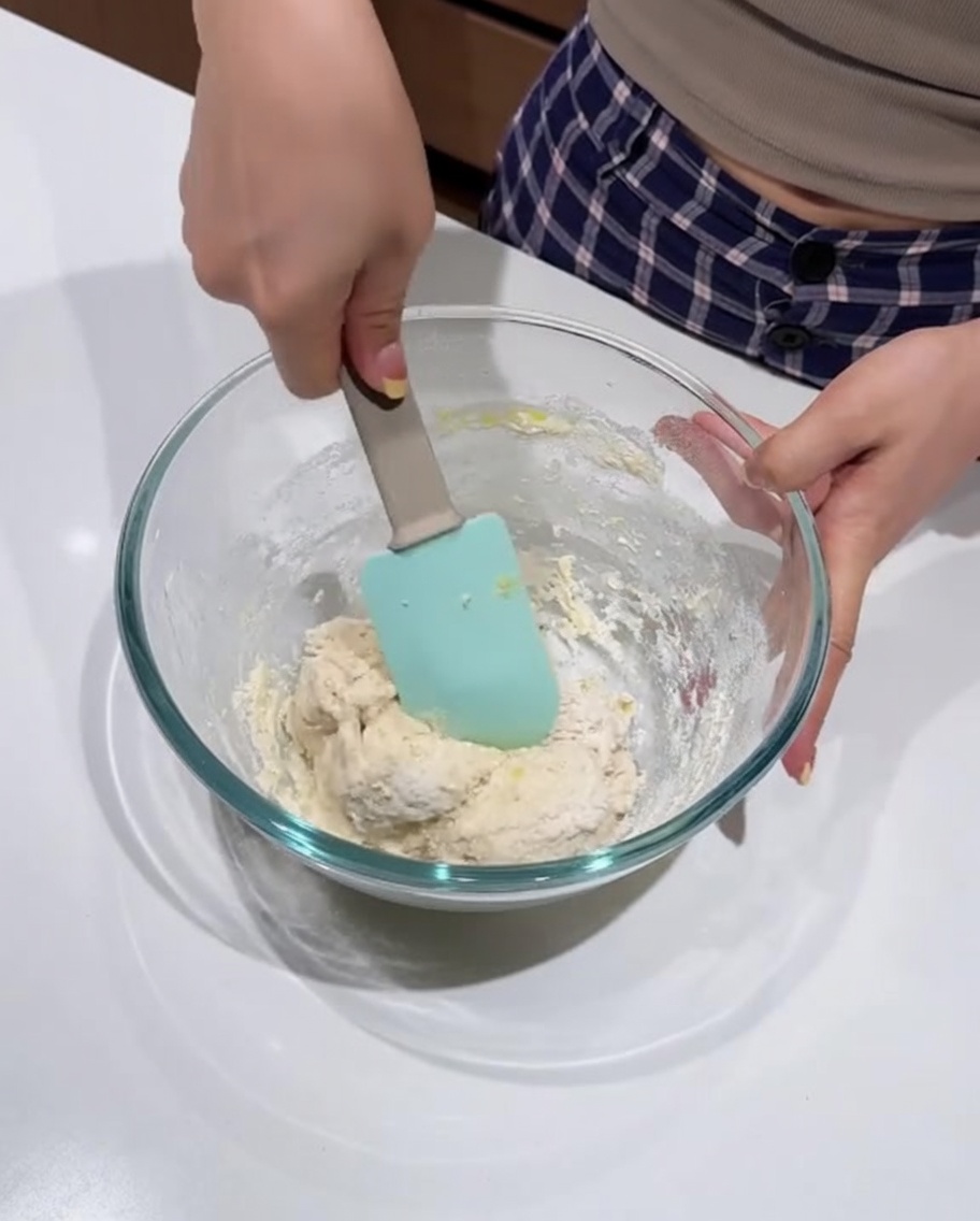 La pâte étant mélangée avec une spatule en silicone jusquà consistance lisse.