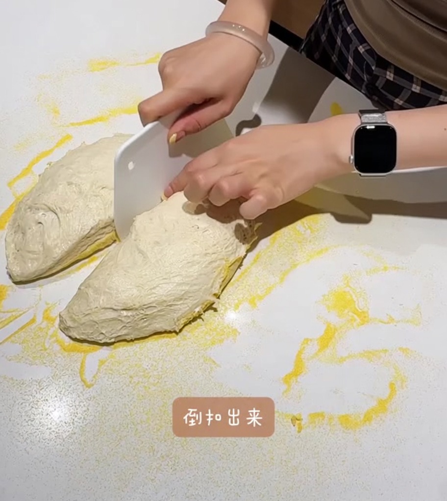 La pâte étant divisée en deux portions égales sur un comptoir fariné.