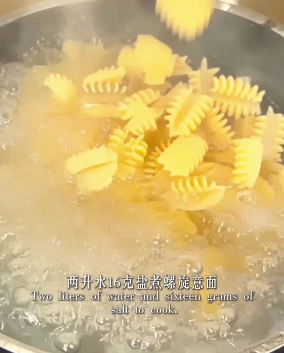 Pâtes spirales cuisant dans une casserole deau bouillante salée.
