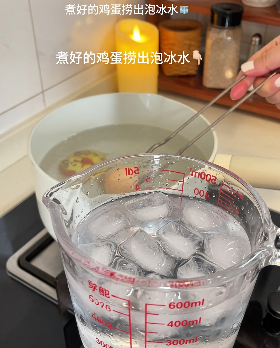 Œufs cuits transférés dune casserole vers un récipient rempli de glaçons et deau froide.