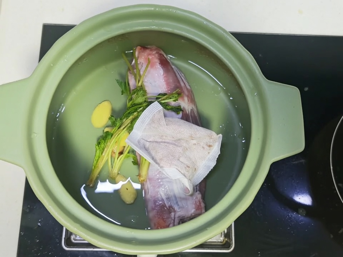 Une cocotte remplie de bœuf, dépices et dun mélange de bouillon sombre et savoureux.