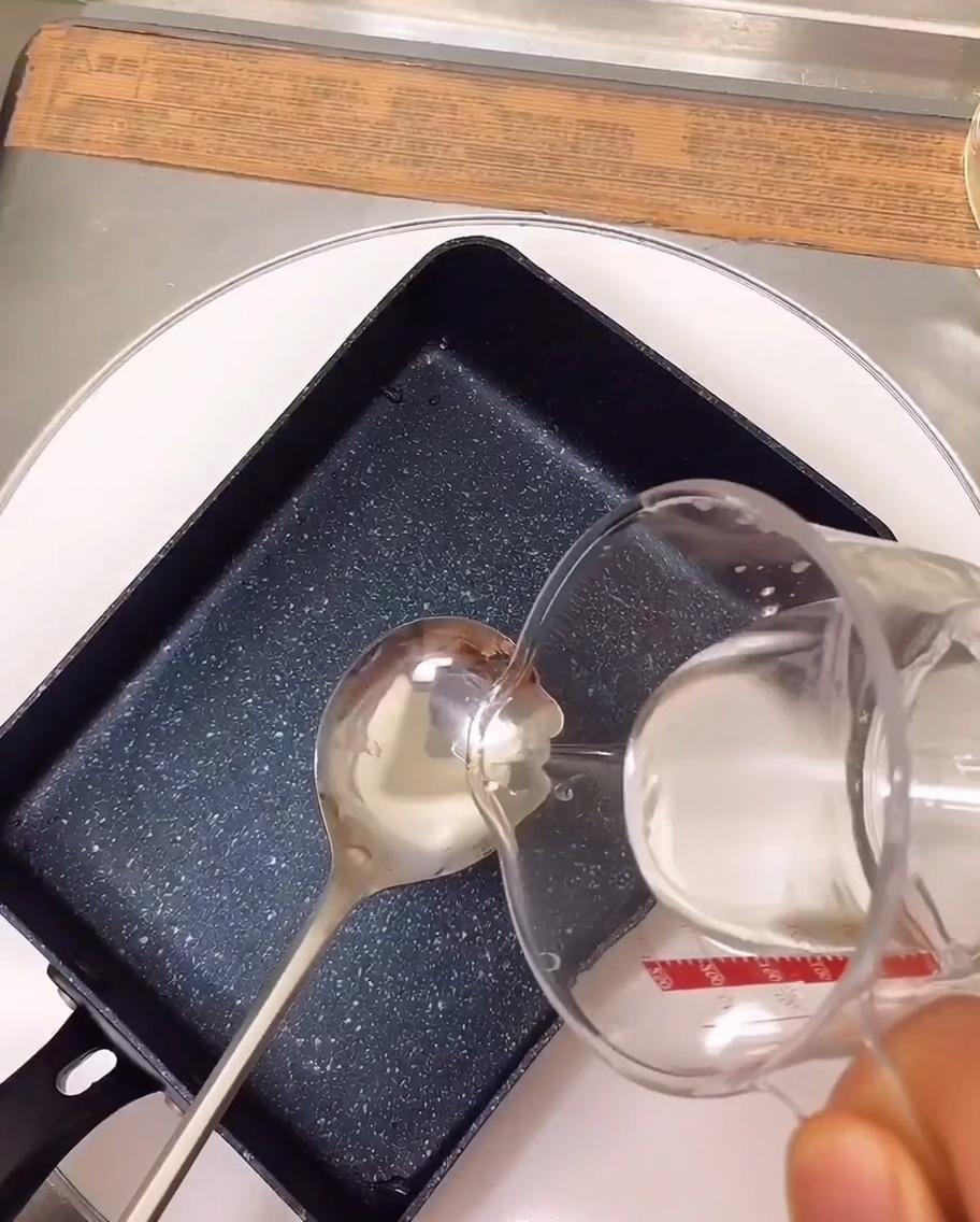 Les ingrédients de la marinade mijotant dans une petite casserole.