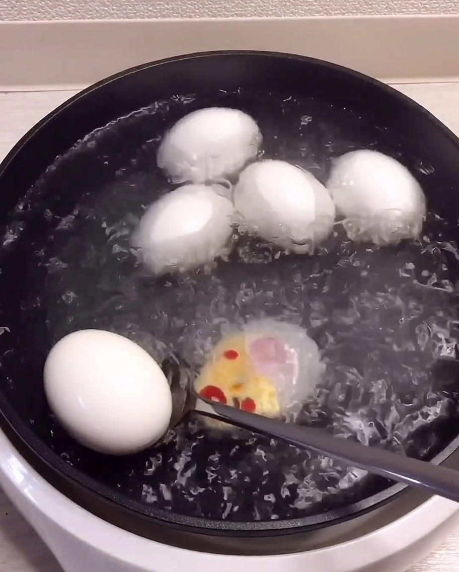 Les œufs cuits transférés dans un bol deau glacée.