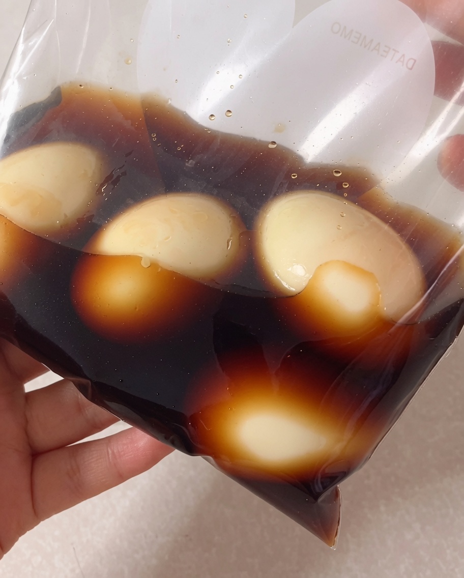Les œufs écalés dans un sachet de congélation avec la marinade.