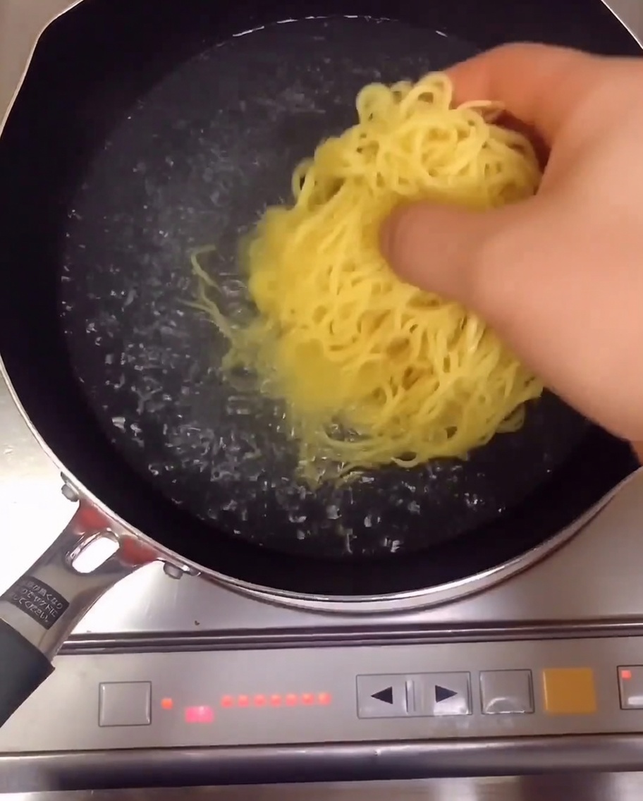 Nouilles ramen bouillant dans une casserole deau.