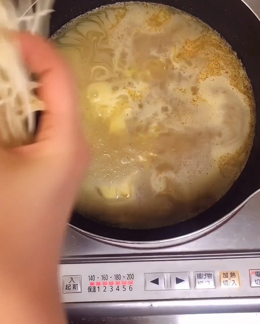 Pousses de soja ajoutées à la casserole avec les nouilles.