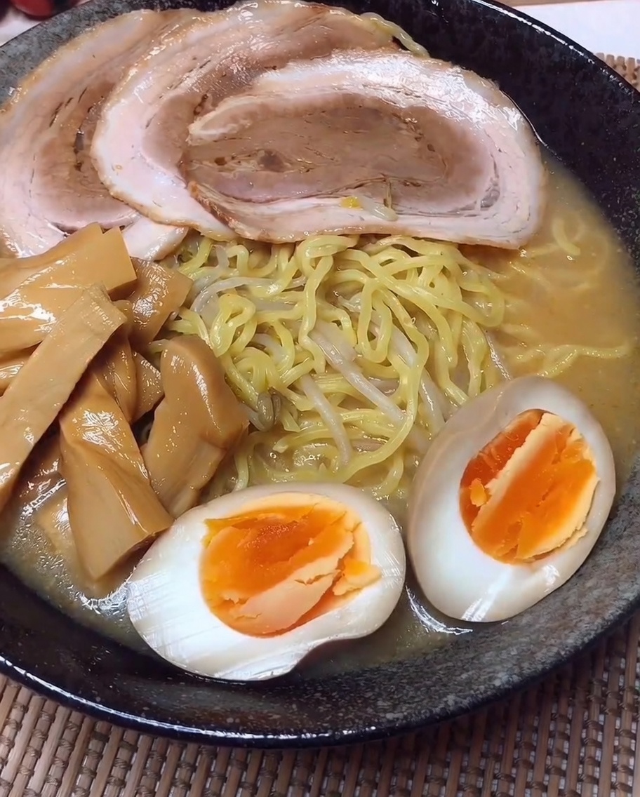 Bol de ramen assemblé avec le porc, les pousses de bambou et lœuf.