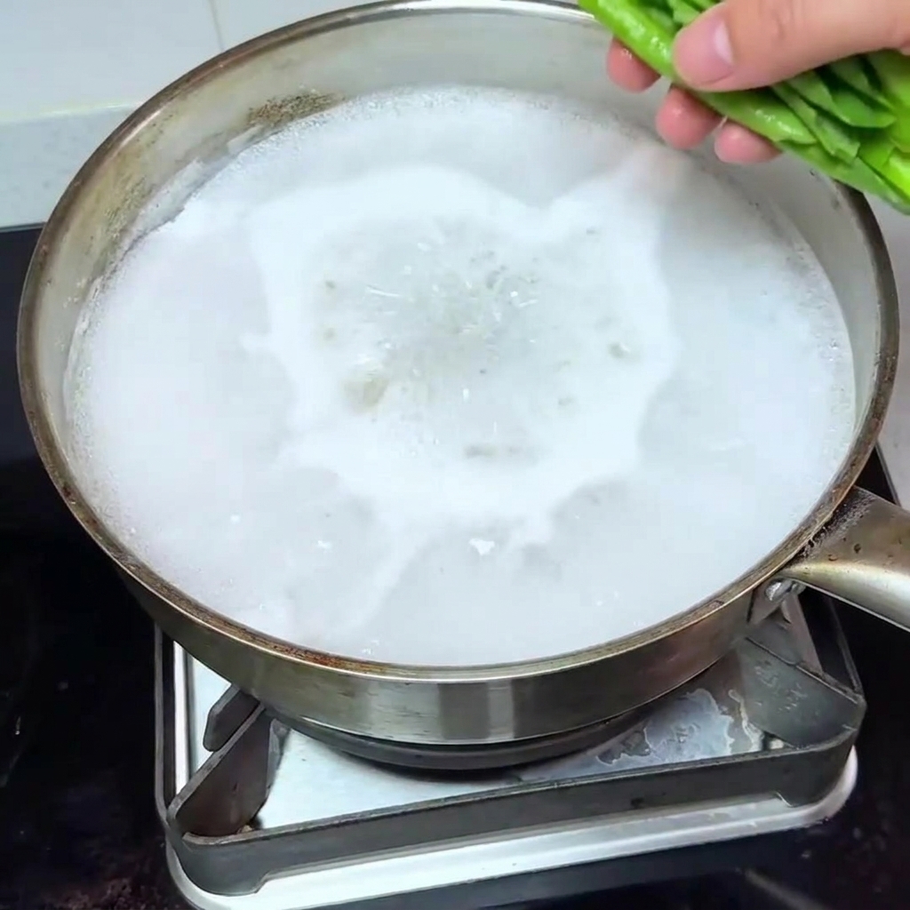 Du pak choï frais est ajouté dans une casserole deau bouillante.