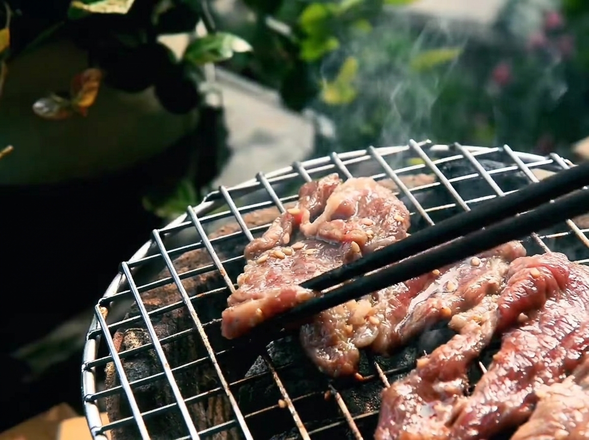 Viande grillant sur le feu, avec des bords bien marqués.