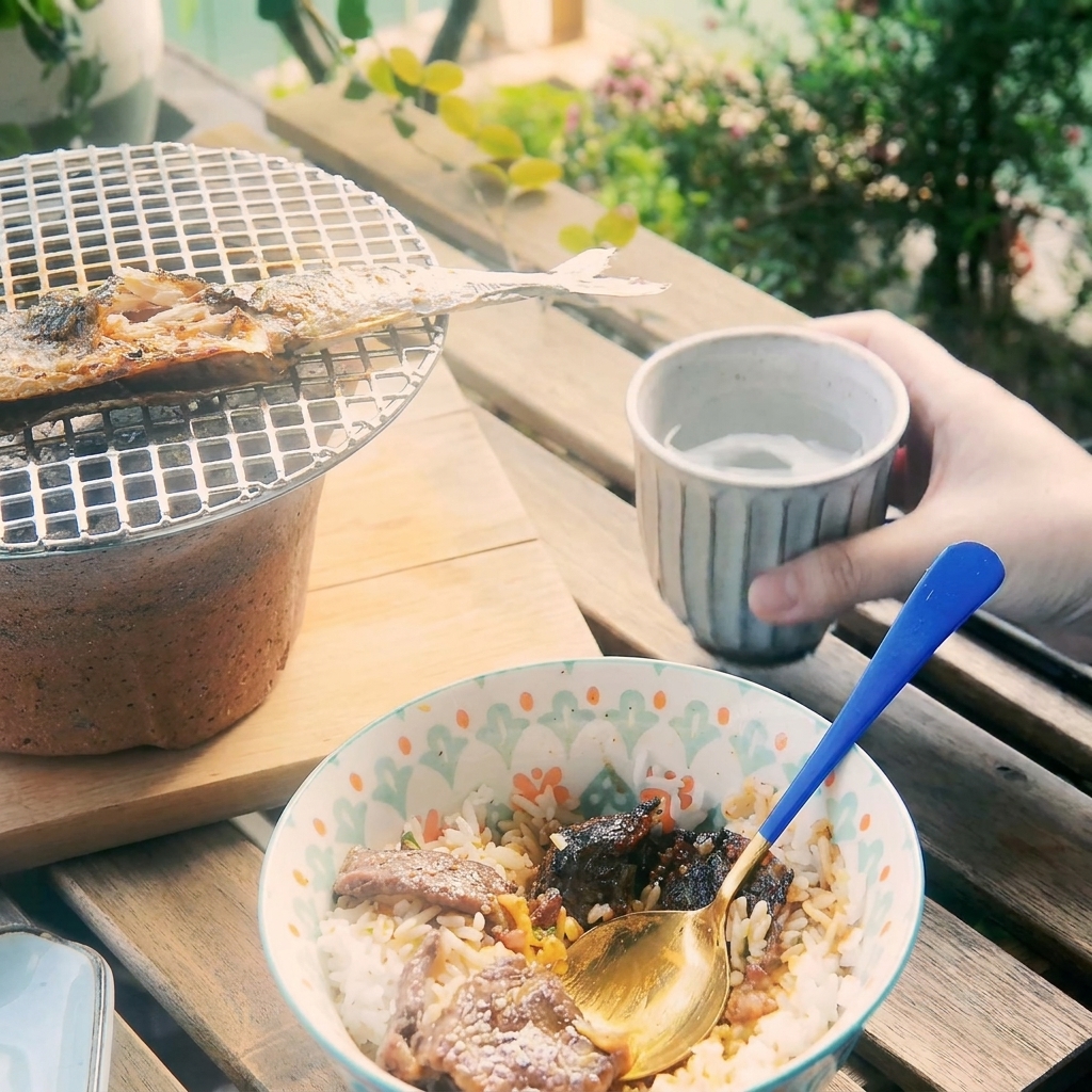 Bœuf grillé déposé avec des baguettes sur un bol de riz blanc.