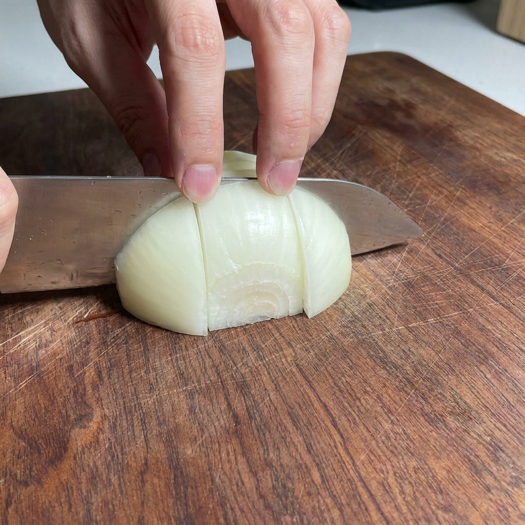 Morceaux doignons hachés sur une planche à découper en bois.