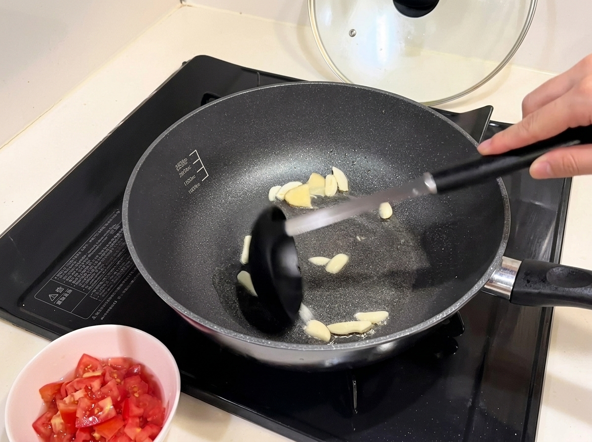 Morceaux doignon rouge ramollissant dans une poêle avec lail sauté.