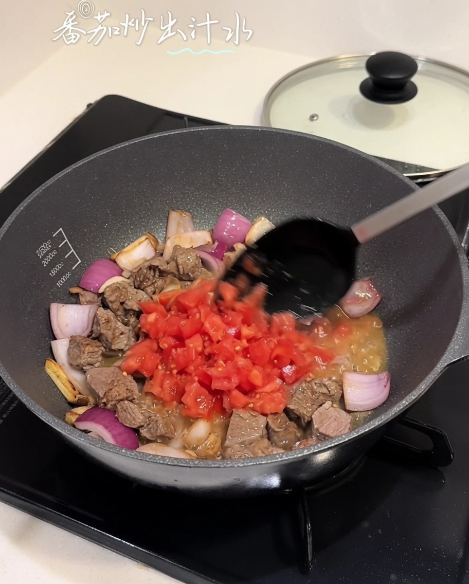 Tomates en dés mélangées au bœuf et aux oignons dans une poêle.