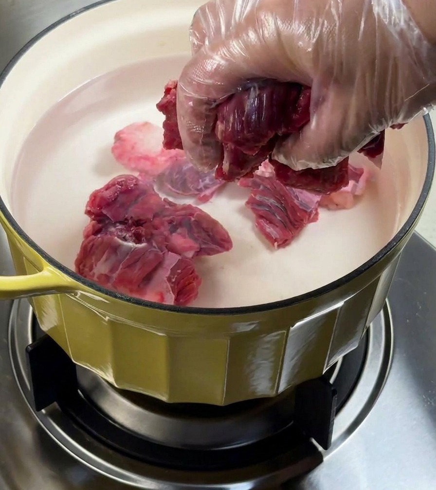 Poitrine de bœuf blanchie dans une casserole deau avec des aromates.
