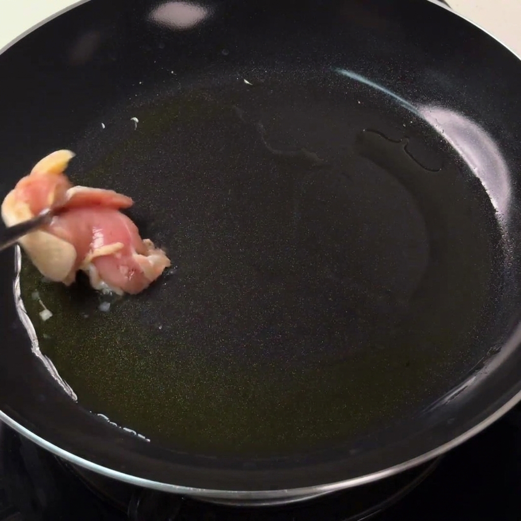 Morceaux de poulet en train de dorer dans une poêle chaude avec de lhuile.
