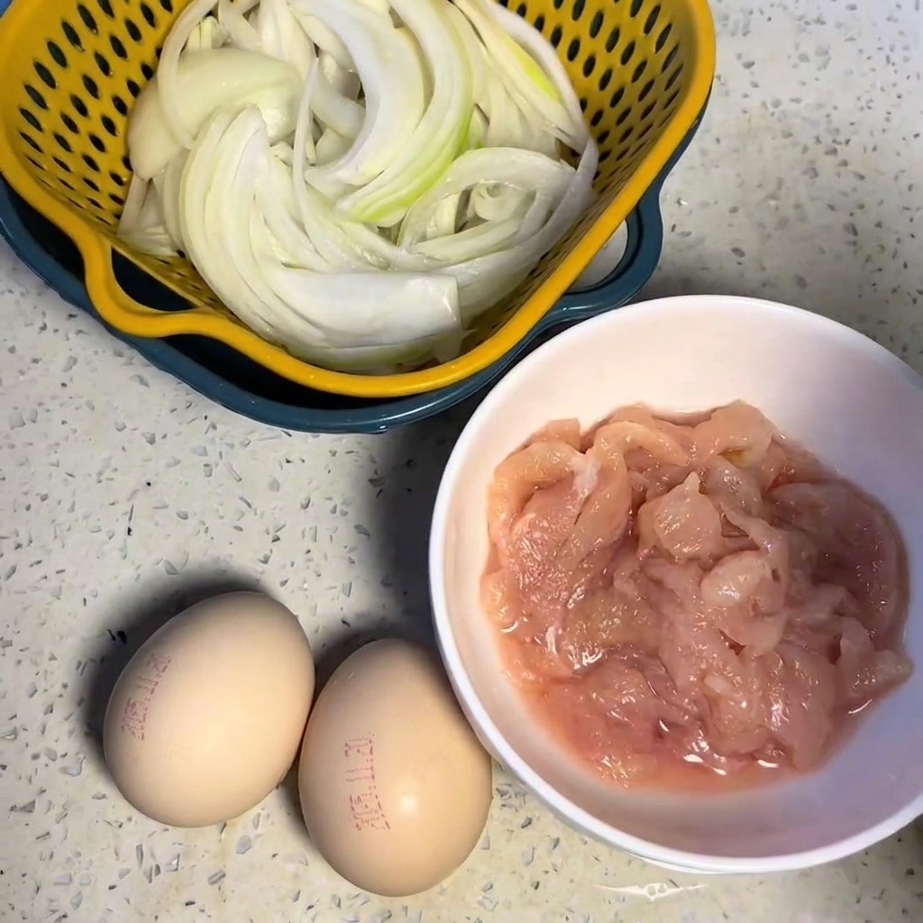 Morceaux de blanc de poulet enrobés dune marinade sombre dans un bol blanc.